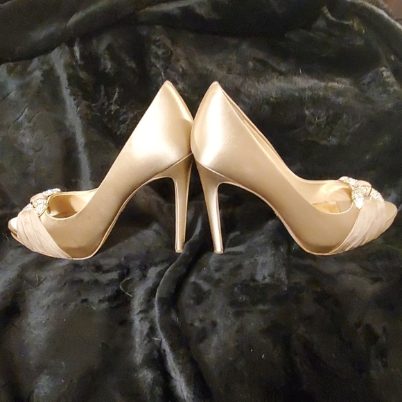 Badgley Mischka Champagne Heels - Picture 3 of 7
